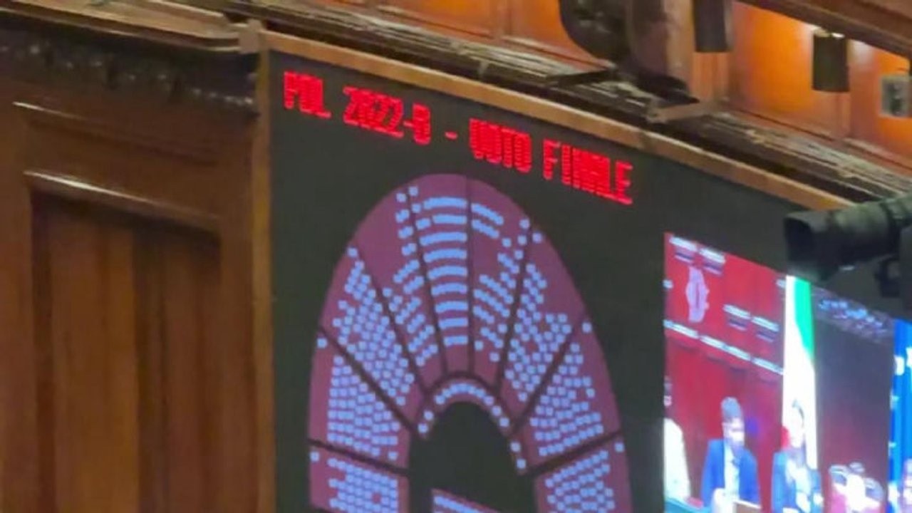 "Seduti", proteste e grida delle opposizioni durante voto legge elettorale alla Camera