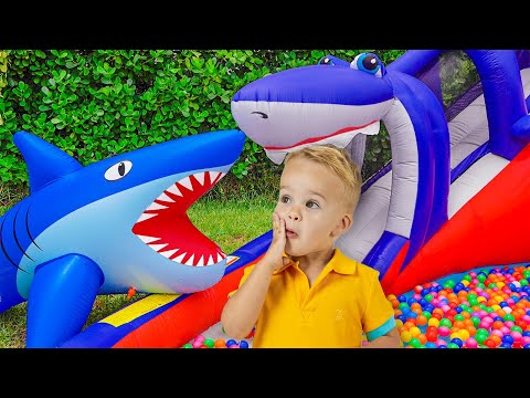 Aprenda a compartilhar brinquedos infláveis com Chris