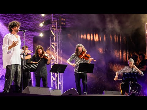 Ermal Meta e GnuQuartet in "Un tempo piccolo" di Franco Califano sul palco di Musicultura 2023