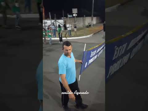 uma multidão no desfile de cerejeiras ro.