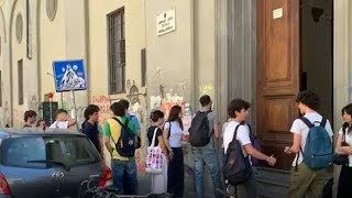 Maturità a Firenze, gli studenti fuori dalle scuole: «Le tracce del tema? Molto strane»