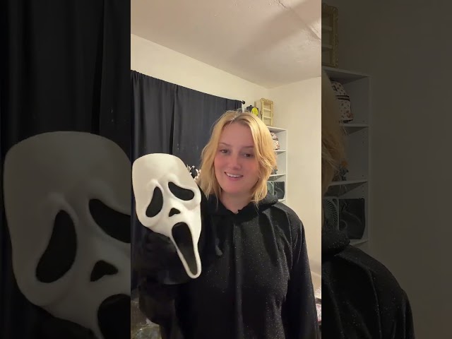 Vídeo relacionado con Fun World, Disfraz oficial de Ghost Face del 25 aniversario de la película, talla única estándar para adultos
