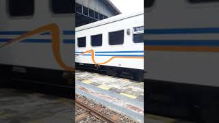 preview picture of video 'KA Lodaya berjalan langsung Stasiun Karanganyar Kebumen'