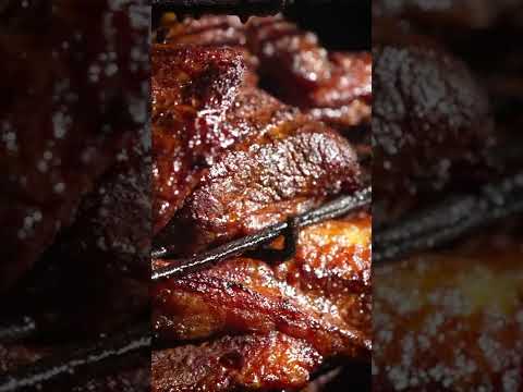 Veja como seu peito de carne favorito é feito no Lucille's BBQ