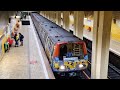 Trenul De Metrou IVA 060 049 010 Efectuând Stația Timpuri Noi