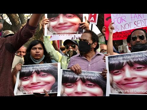 印度學生抗議環保人士迪沙-拉維被拘押。 (Indian students protest against environmentalist Disha Ravi's detention)