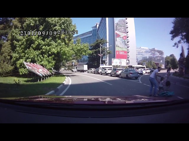 Двое детей выпали из багажника авто на полном ходу на трассе в Сочи (видео)