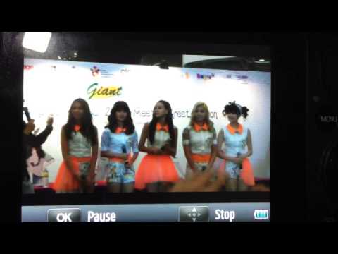 130810 Skarf Fansign @ Bugis+