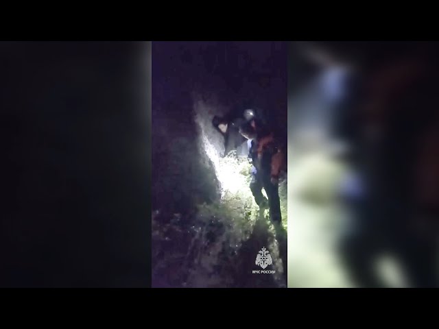 На Байкале спасатели помогли туристу спуститься со скалы