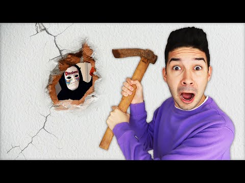 ROMPIAMO IL MURO DELLA NOSTRA NUOVA CASA E SCOPRIAMO UN SEGRETO NASCOSTO!