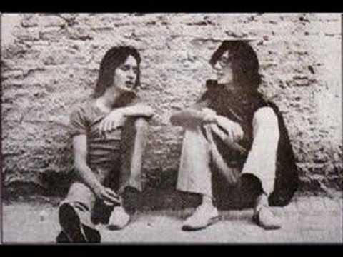 download lagu mp3 mp4 Botas Locas, download lagu Botas Locas gratis, unduh video klip Botas Locas