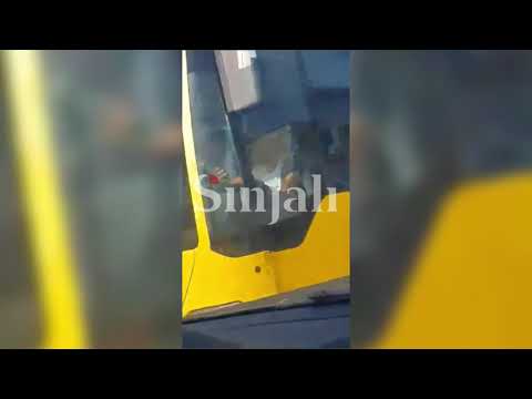 Shoferi i autobusit publik përdor telefonin gjatë vozitjes!