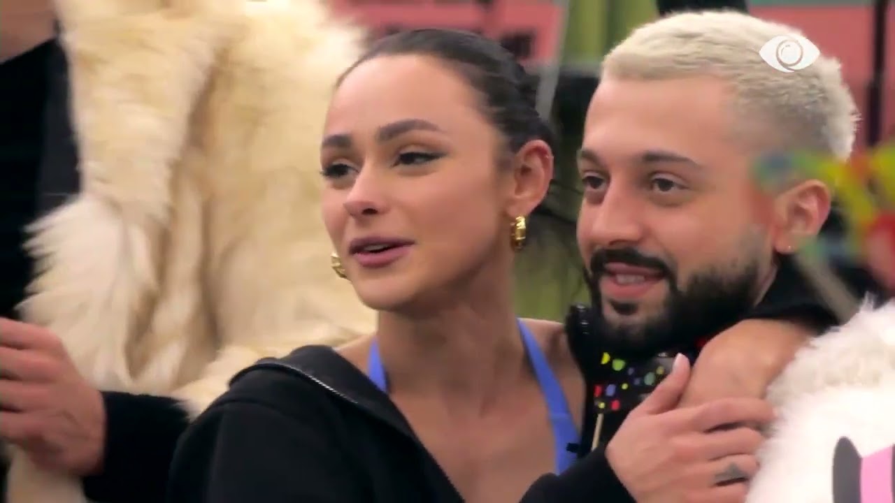 Vijon atmosfera festive në shtëpi, banorët këndojnë të gjithë së bashku karaoke