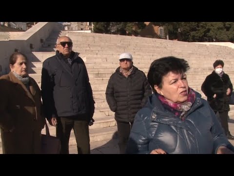 Protestë në Durrës/ Banorët përballë Bashkisë: Pallati  po ngrihet në themele e pallatit të dëmtuar