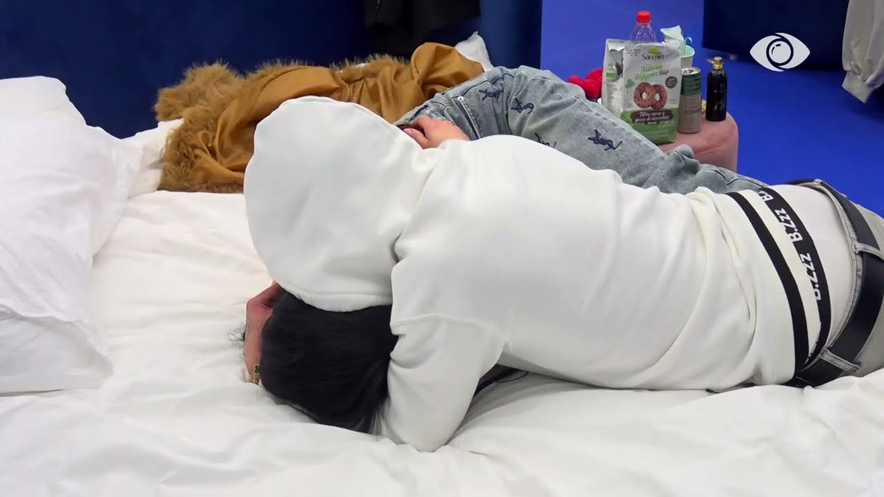 “Më ke lënë vetëm”/ Gjesti bisedon me Eglin teksa qëndrojnë bashkë në krevat