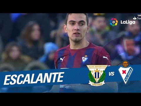 Disparo de Escalante desde la frontal que se marcha fuera