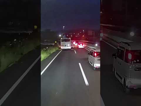 チンタラ走るヤツに限って右車線を走りたがる😁