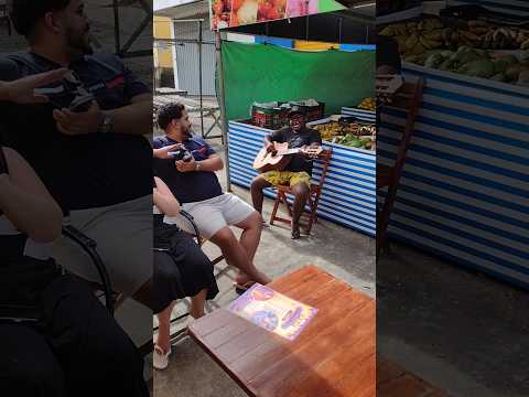 Pibite tocando violão para os turistas de São Paulo ao vivo (pan sorvetes)
