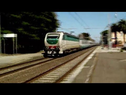 Treno Intercity 505 con E403 con strombazzata in transito a Castagneto Carducci sul Bin. Parallelo