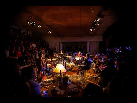 Ironía - Acústico Living Room