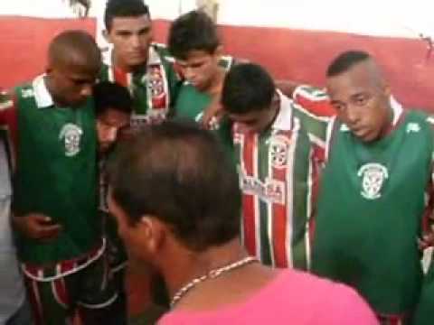Carlinhos conversa com a equipe antes do jogo América x Propriá