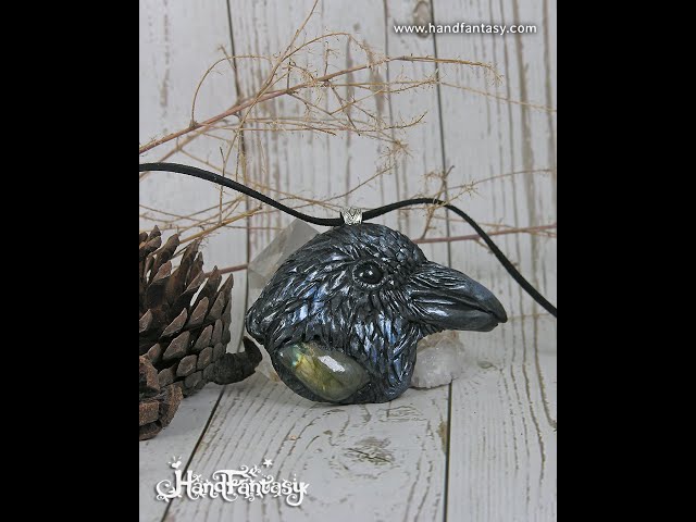 Vídeo relacionado con VASSAGO Collar de cuervo vikingo para mujeres y hombres, de acero inoxidable, collar de luna creciente, colgante de cuervo de Odín, amuleto, joyería de regalo, talla única, Acero inoxidable, No es una