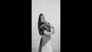 Radhike Tune Bansuri Churayi || Himani Saraswat || Dance Classic || #shorts