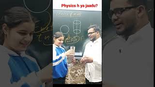 physics h ya jaadu ?  COM balance glass on plate 😂😀#shorts