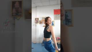 【TikTok】　《ショート》セクシーな縦動画：AmonradSonrod@amonradsonrod #dance #beautiful  #legit #すっぴん美人