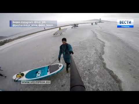 Сап-серферы "угнали" огромную льдину во Владивостоке и устроили на ней флешмоб