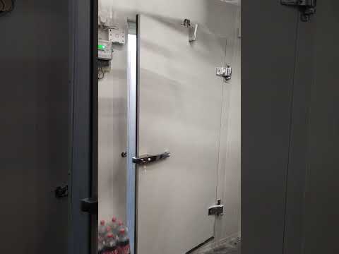 Cold room insulated door