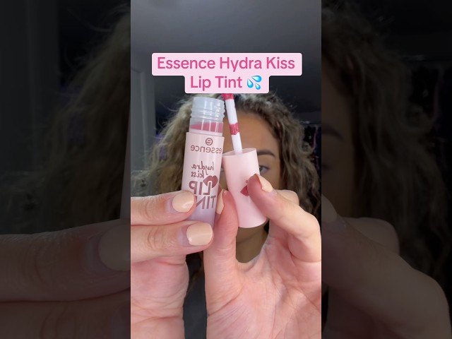 Vídeo relacionado con Essence Cosmetics BARRA DE LABIOS QUE CAMBIA DE COLOR META GLOW, adaptación al color, Efecto tinte, natural, translúcido, 3.4g