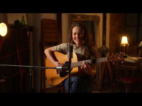 Izzie Yardley - Rosy Moon (Live solo performance)