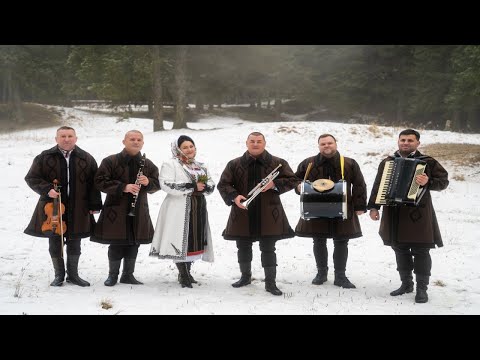 Alina Alexandra Babiuc & Formația Zefir Botoșani - Colind "Crăciunul Sosește"