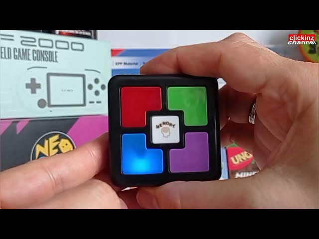 Vídeo relacionado con Hasbro Gaming Simon, Juguete Electrónico de Memoria, Habilidad y Estrategia, Juegos para Niños y Niñas de 8 Años, Multijugador, Luces y Sonidos