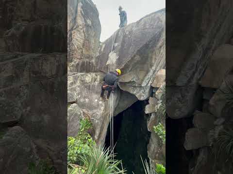 Trilha + Rapel Caverna Toca da Onça - Praia do Santinho / Florianópolis - SC Brasil #shorts