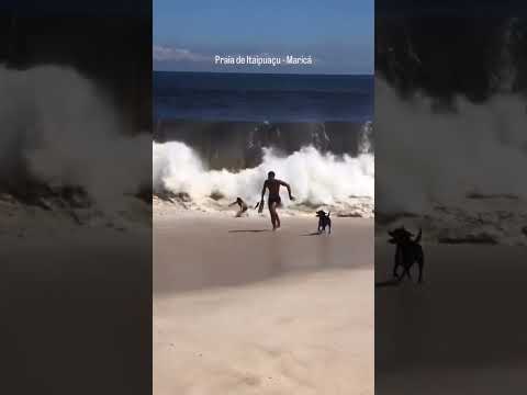 Itaipuaçu - Maricá Vou ali colocar o pé na água kkkkkk #itaipuaçu #maricarj #rj rj