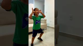 Lucas dançando a música da copa do mundo.