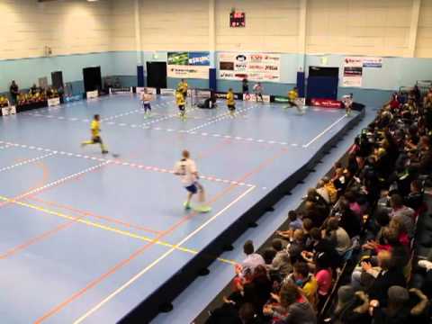 Karhujen pelaajalle punainen kortti 16.11.2013