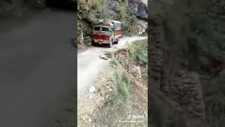 preview picture of video 'देखिए पहाड़ों के ट्रक ड्राइवर को कैसे खतरनाक रोड पर ट्रक को बाहर गिरने से बचाते हैं  ऐसा ड्राइवर'