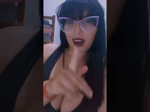 uma gótica de Cristalina Goiás curtindo uma música sertaneja da mc Melody com Lucas e Rodrigo 🖤🖤