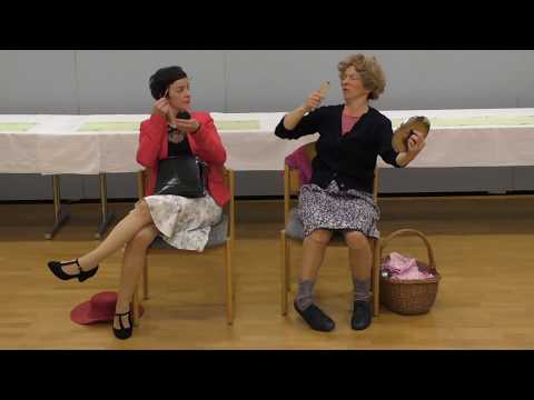 Sketch ohne Worte - Zwei Damen im Zug