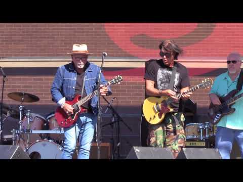 George Lynch & Derek St. Holmes - "Baby, Please Don't Go" (Live at the 2017 Dallas Guitar Show)