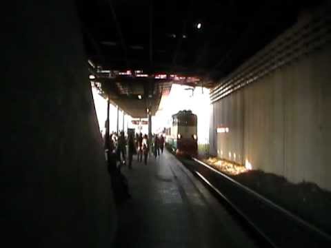 E655.191 con bisarche vuote in partenza dal binario 25 dopo lo stop al segnale