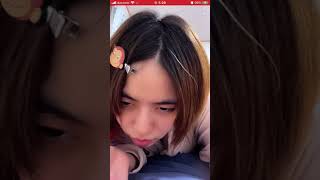 ライブ配信　パジャマで胸チラ　谷間　nipslip