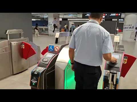 臺北車站試辦「閘門LED通行識別指示燈」，若旅客尾隨進站，閘門啟動「異常進入 紅燈閃爍」警示功能，並發出急促警示音。