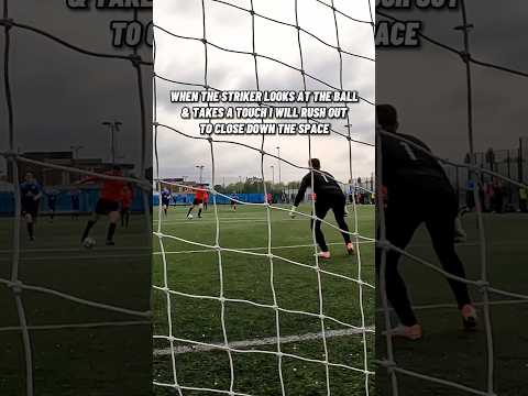 HOW TO deal with a 1v1 as a Goalkeeper #tips