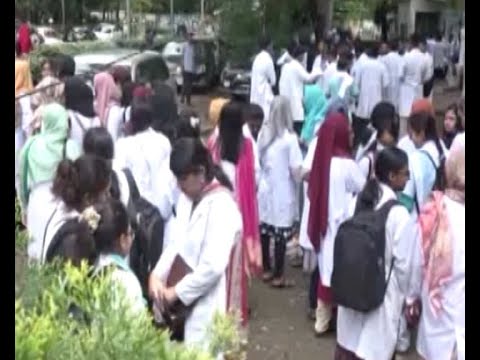 পুলিশ মারধর করায় ময়মনসিংহে ইন্টার্ন চিকিৎসকদের কর্মবিরতি