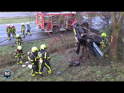 Auto op z'n kop tussen de bomen naast A2