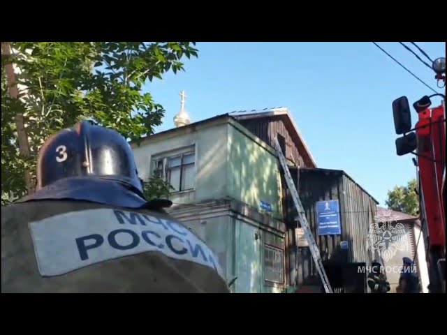 На улице Баррикад в Иркутске загорелось здание христианской общины